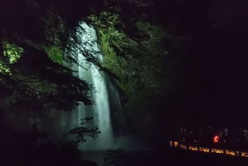 箕面の滝の夜景ライトアップ（壮大な景色で癒される）