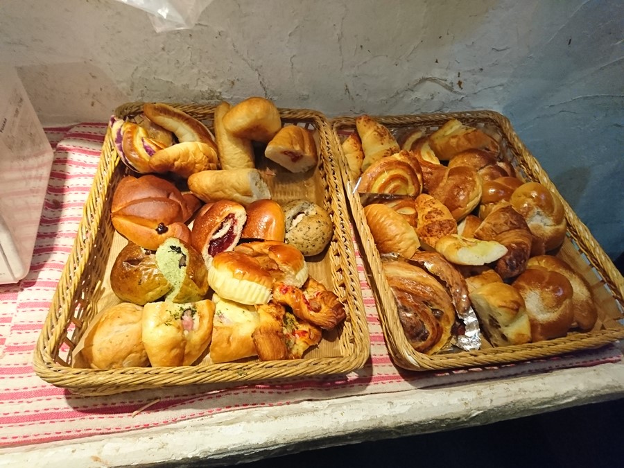 パン食べ放題のパンが並ぶ